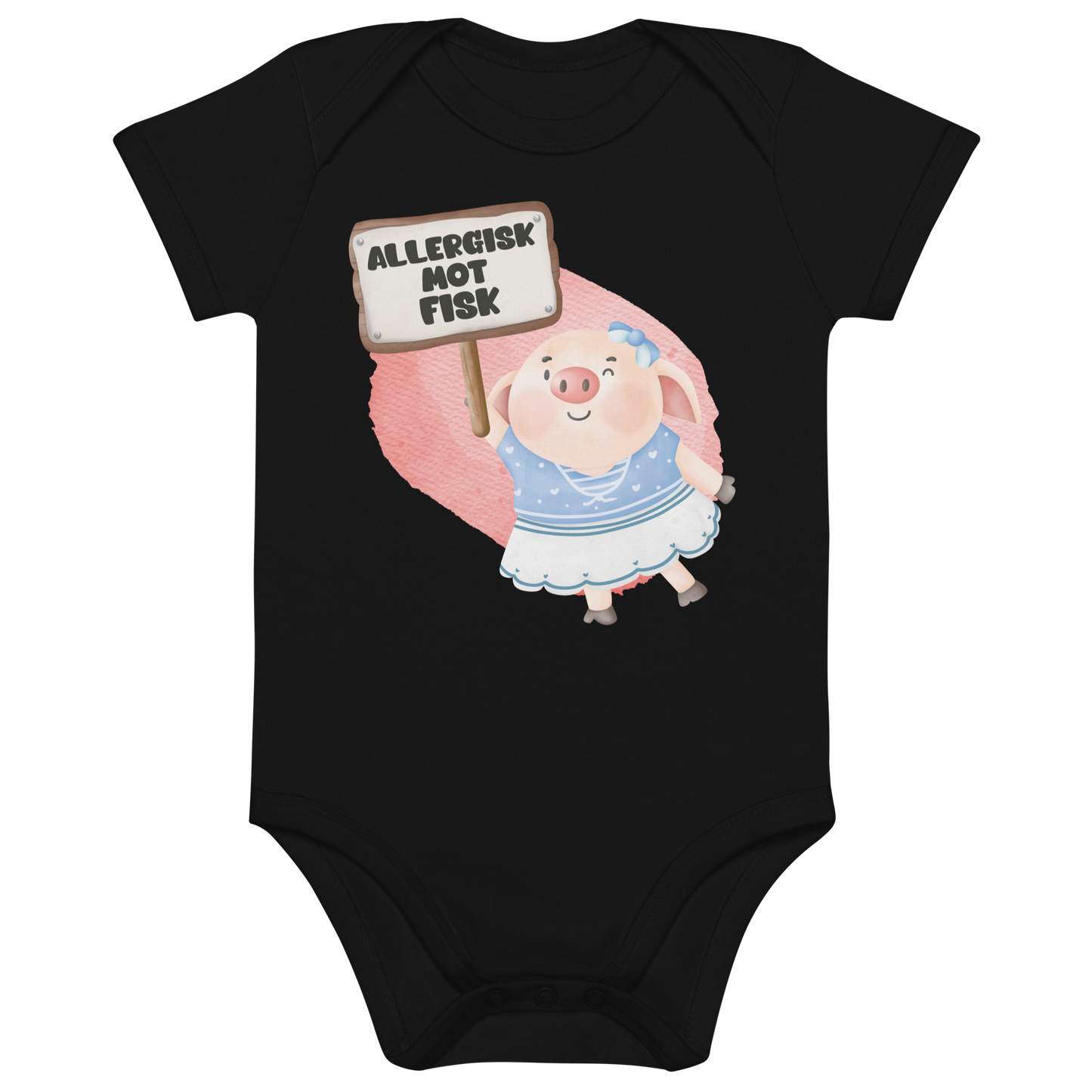 Svart babybody som ligger flatt, med en glad gris som holder oppe et skilt med teksten "Allergisk mot fisk". Foto.