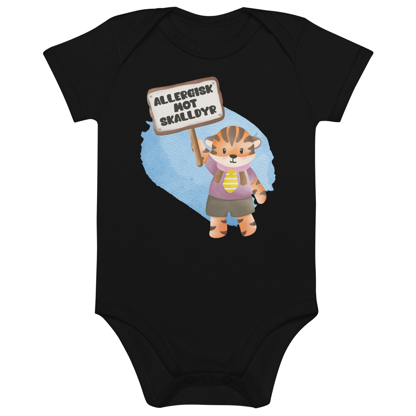 Svart babybody som ligger flatt, med en glad tiger som holder oppe et skilt med teksten "Allergisk mot skalldyr". Foto.