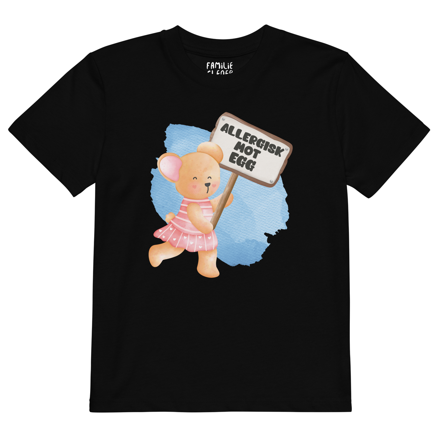 Svart t-skjorte som ligger flatt, med en glad bamse som holder oppe et skilt med teksten "Allergisk mot egg". Foto.