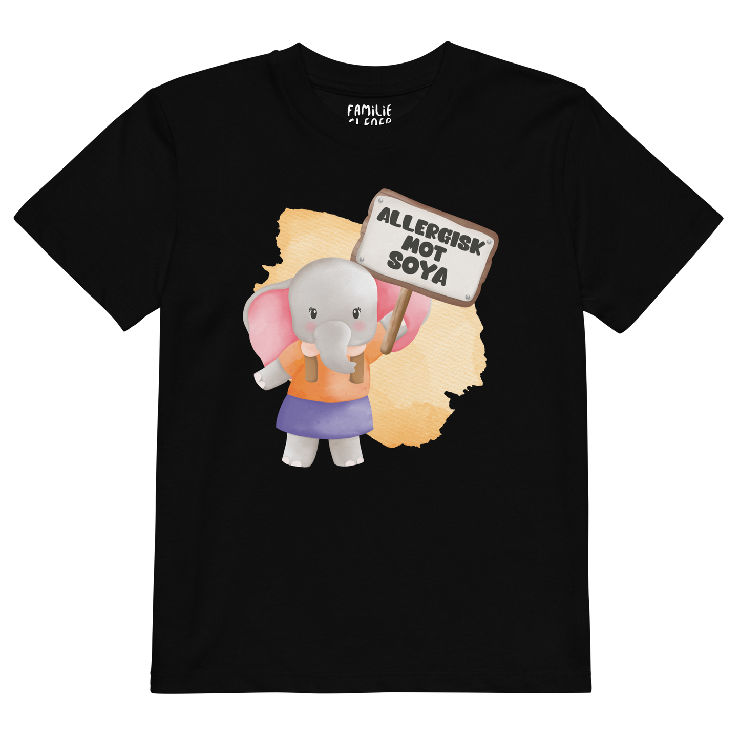Svart t-skjorte som ligger flatt, med en glad elefant som holder oppe et skilt med teksten "Allergisk mot soya". Foto.