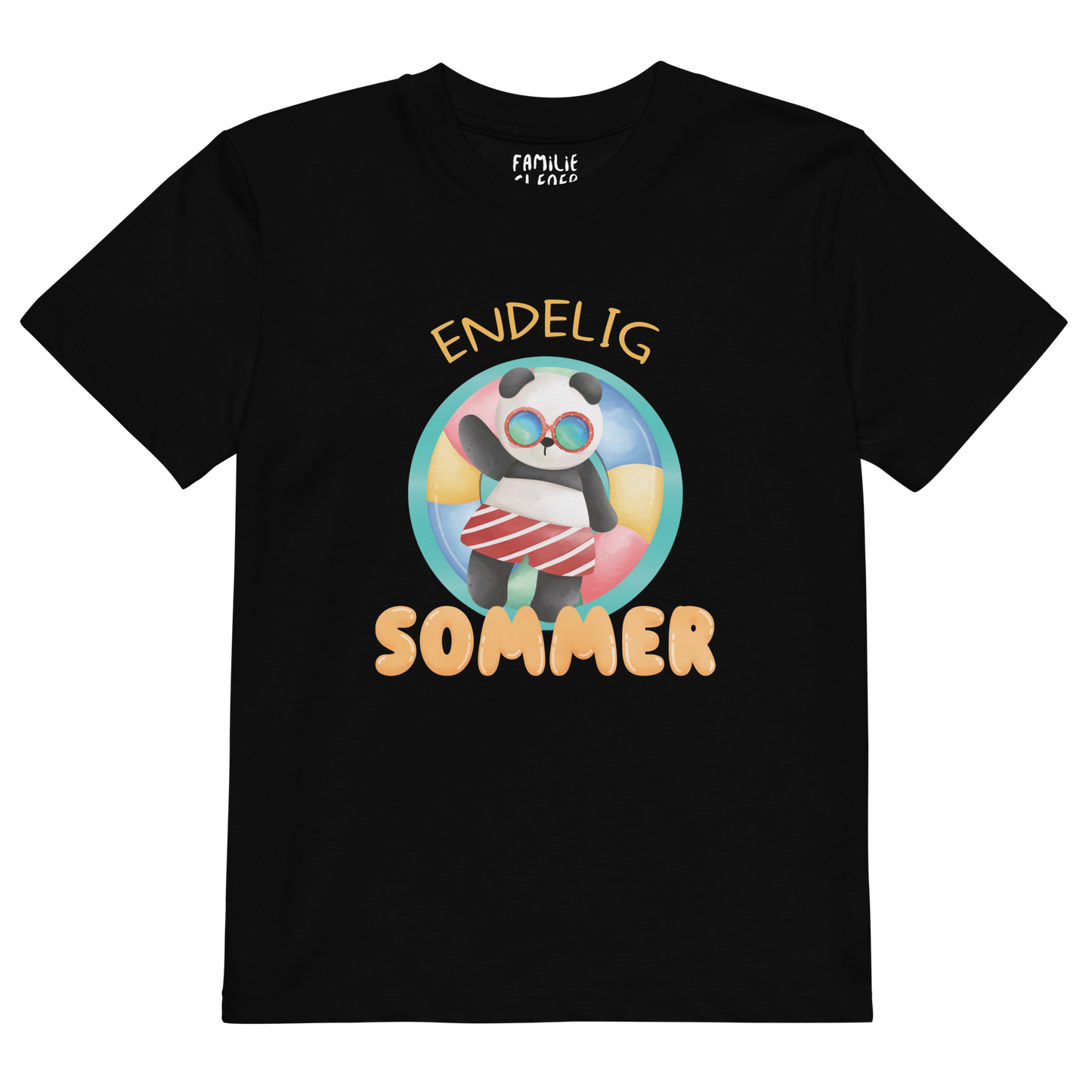 Svart t-skjorte som ligger flatt, med teksten "Endelig sommer" og figur av en avslappet panda med solbriller som flyter i vannet på en badering. Foto.