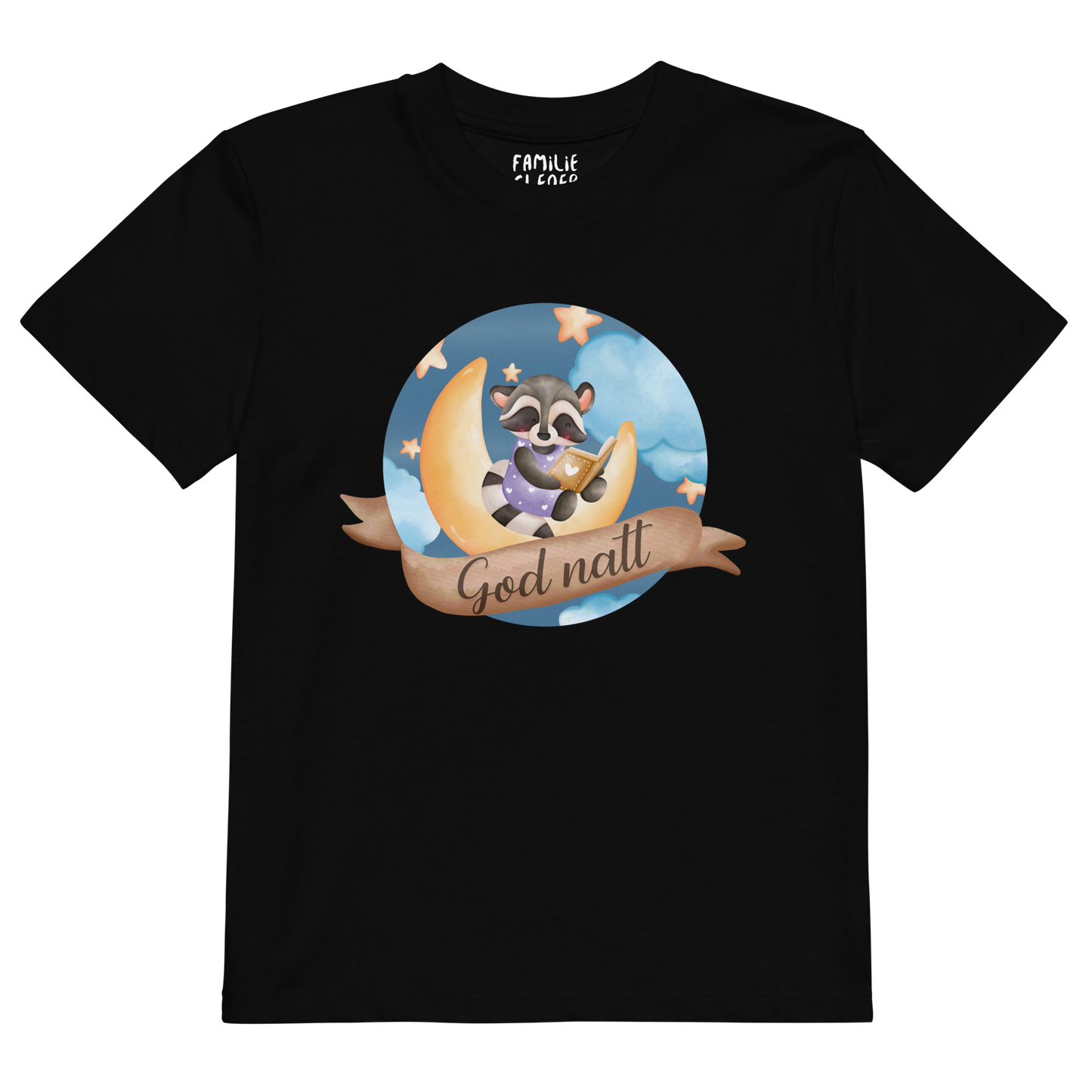 Svart t-skjorte som ligger flatt, med teksten "God natt" og figur av en lykkelig vaskebjørn som sitter på månen og leser en bok. Foto.