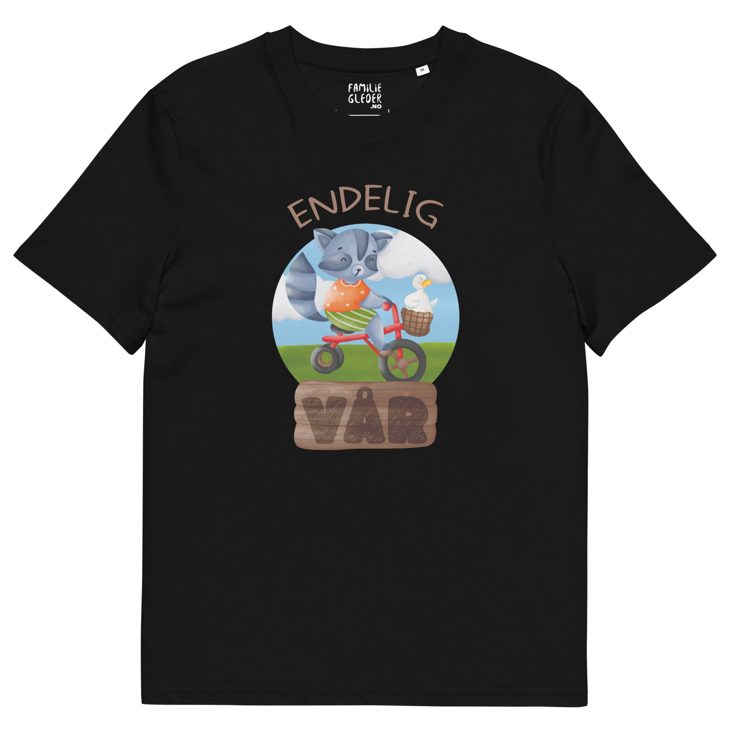 Svart t-skjorte som ligger flatt, med teksten "Endelig vår" og figur av en glad vaskebjørn på sykkel med en fornøyd gås i kurven på styret. Foto.