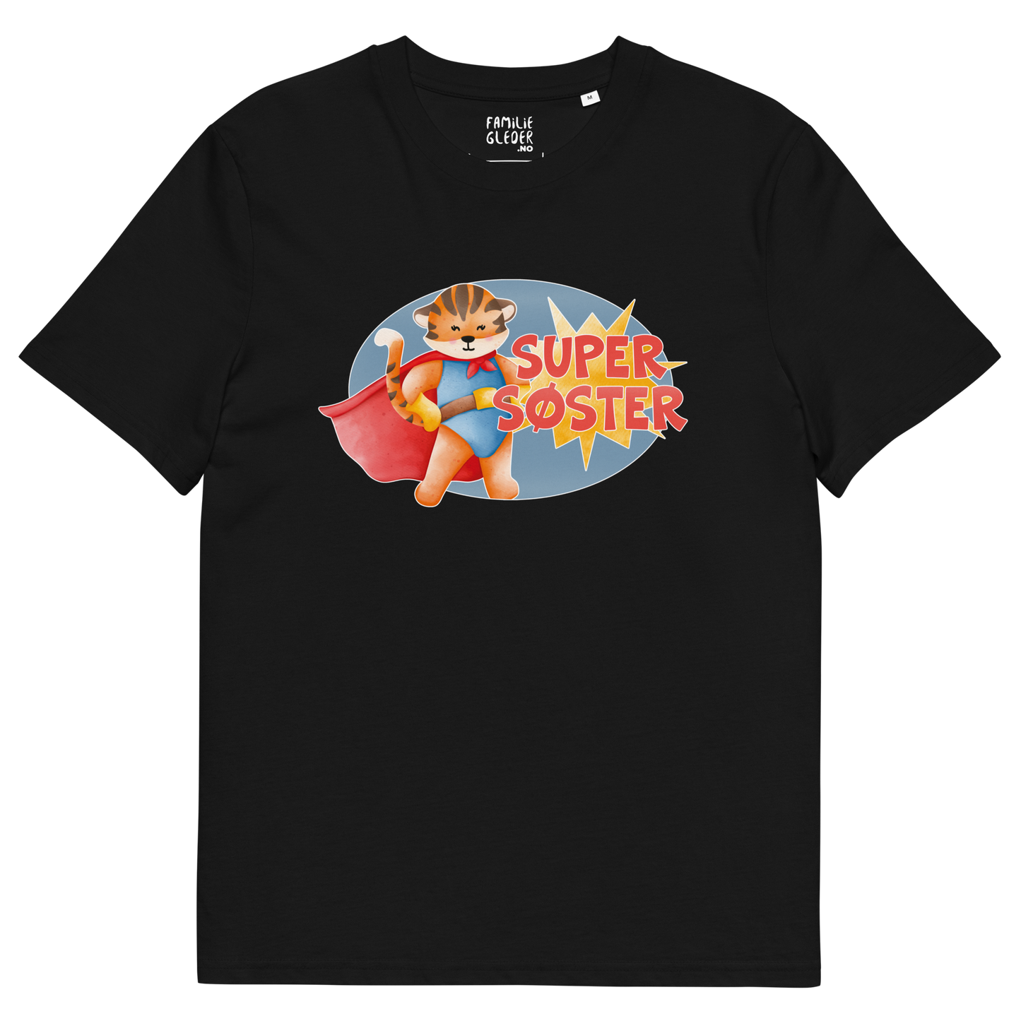 Svart t-skjorte som ligger flatt, med teksten "Supersøster" og figur av en stolt tiger i superhelt-klær. Foto.