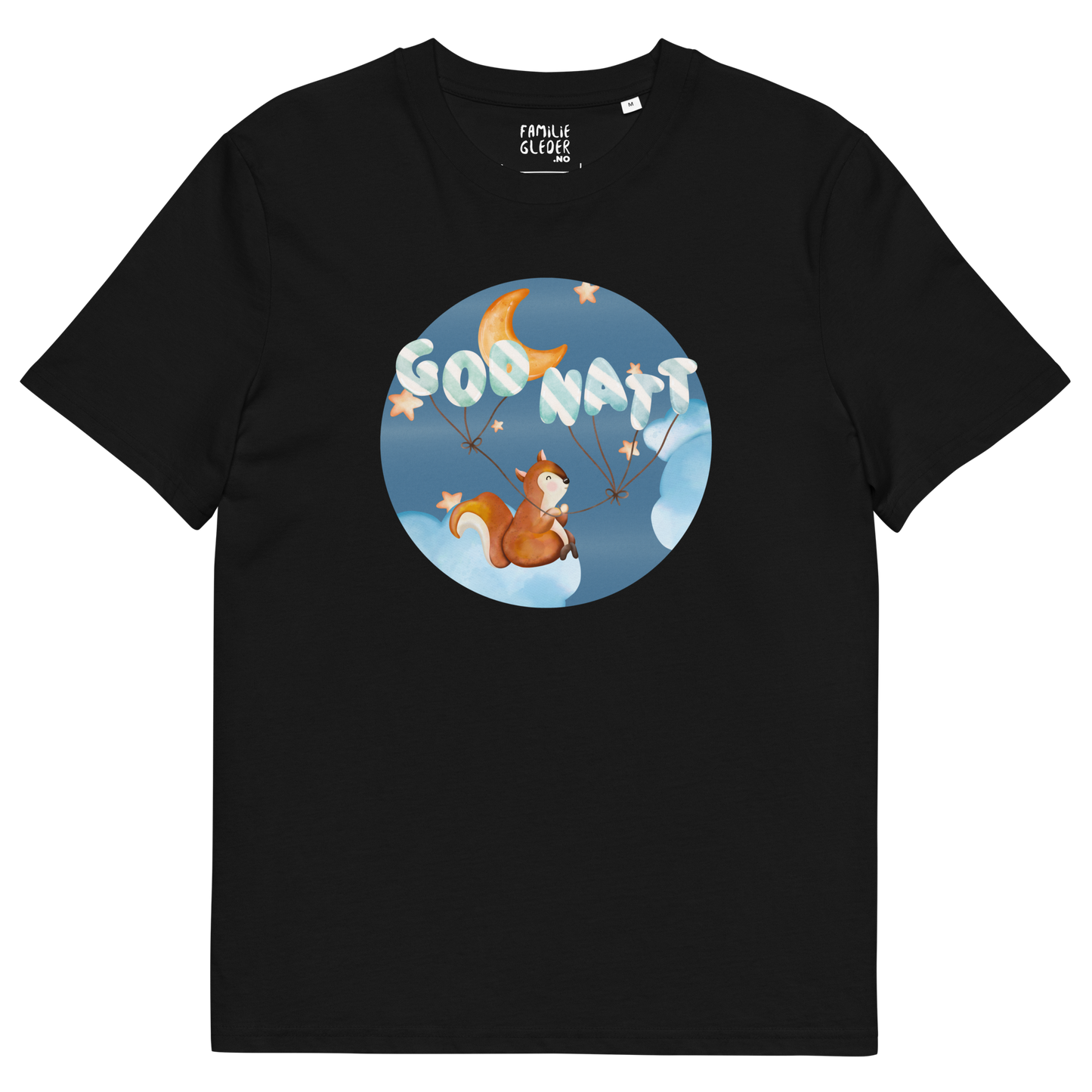 Svart t-skjorte som ligger flatt, med et lykkelig ekorn som sitter på en sky og holder ballonger med teksten "God natt". Foto.