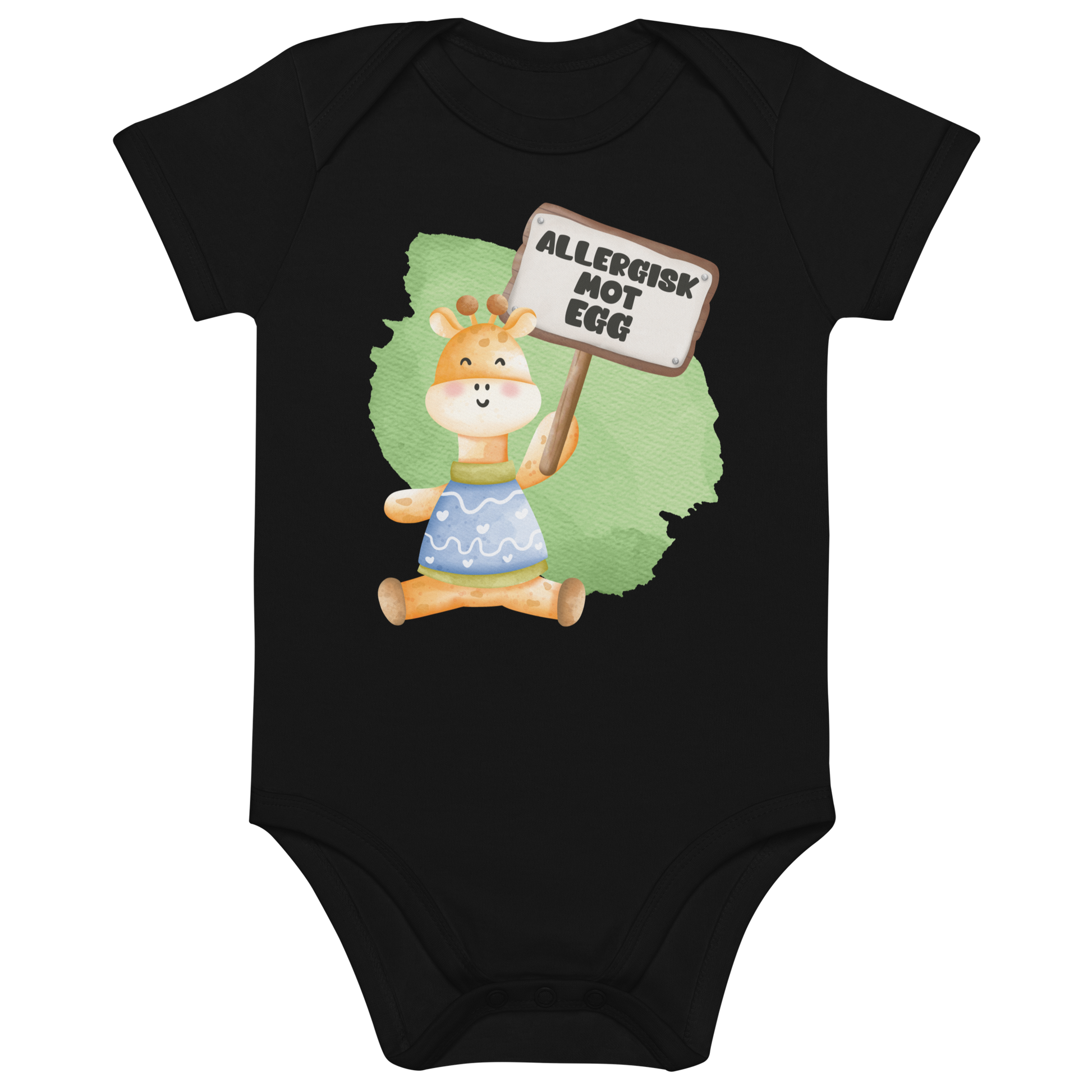 Svart babybody som ligger flatt, med en glad sjiraff som holder oppe et skilt med teksten "Allergisk mot egg". Foto.