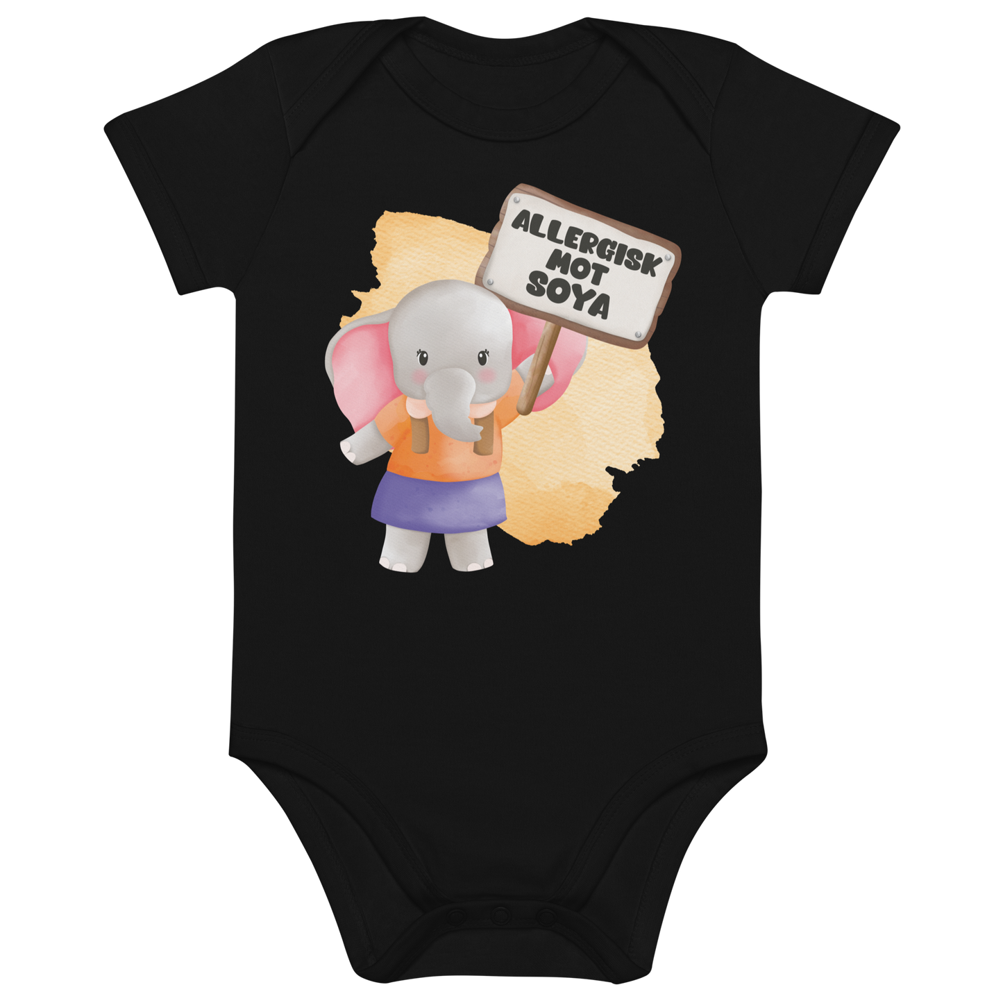 Svart babybody som ligger flatt, med en glad elefant som holder oppe et skilt med teksten "Allergisk mot soya". Foto.