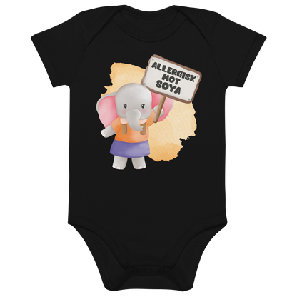 Svart babybody som ligger flatt, med en glad elefant som holder oppe et skilt med teksten "Allergisk mot soya". Foto.