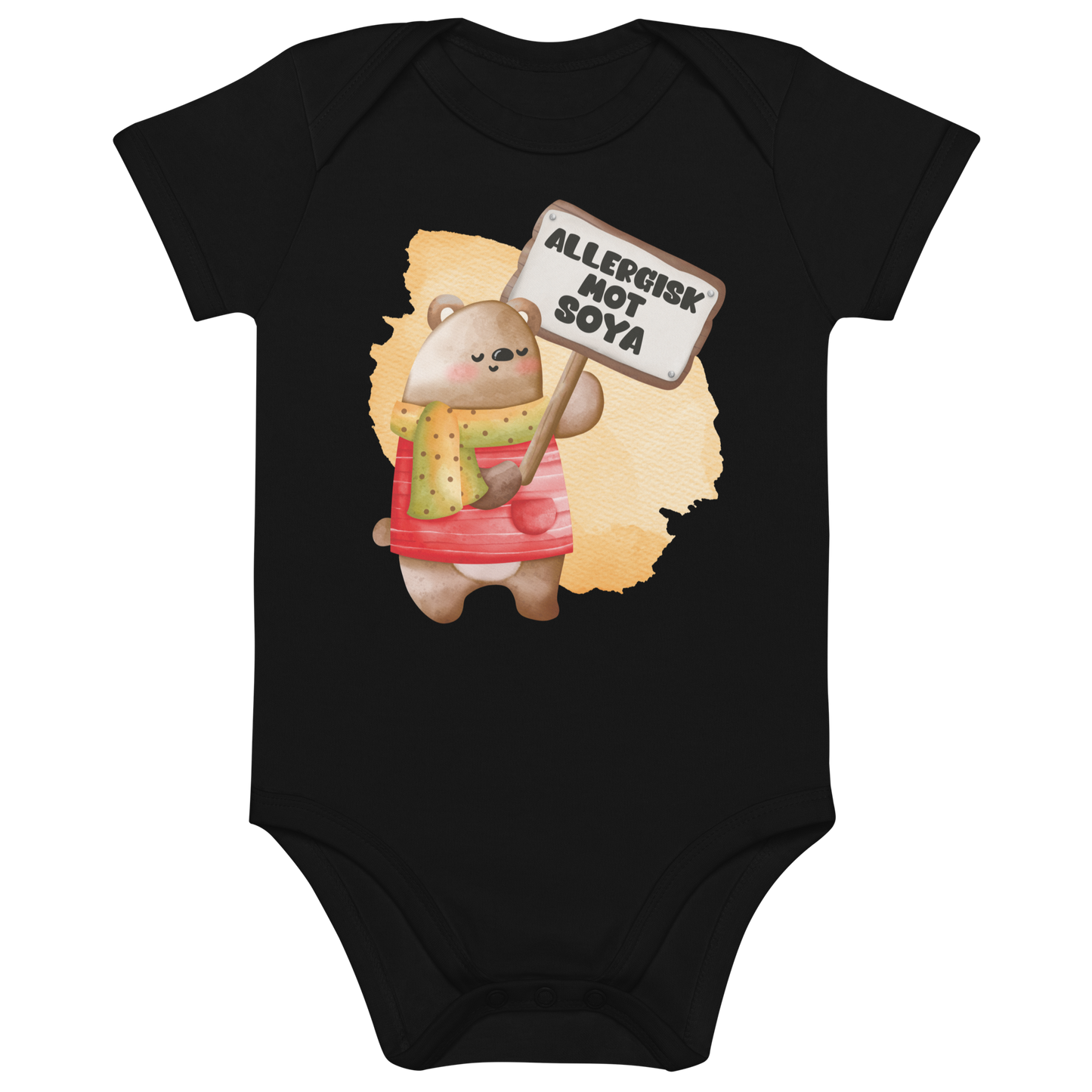Svart babybody som ligger flatt, med en glad bamse som holder oppe et skilt med teksten "Allergisk mot soya". Foto.