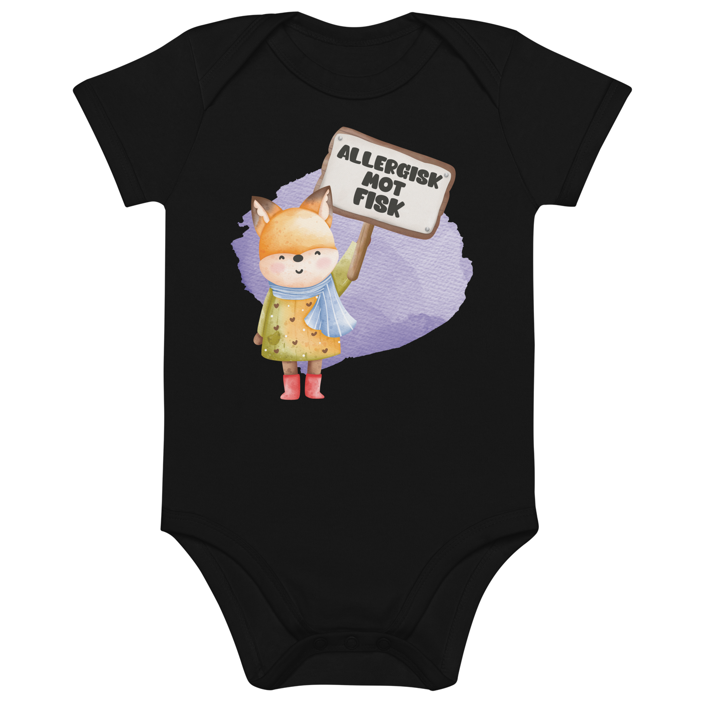 Svart babybody som ligger flatt, med en glad rev som holder oppe et skilt med teksten "Allergisk mot fisk". Foto.