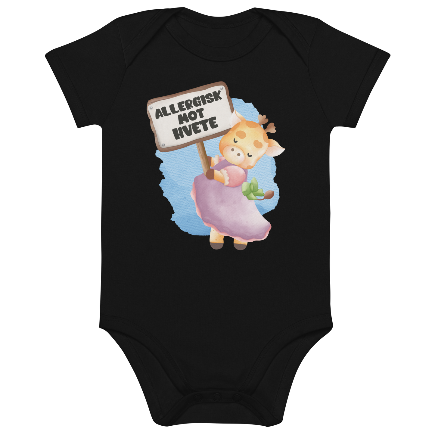Svart babybody som ligger flatt, med en glad sjiraff som holder oppe et skilt med teksten "Allergisk mot hvete". Foto.