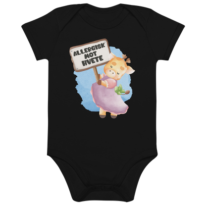 Svart babybody som ligger flatt, med en glad sjiraff som holder oppe et skilt med teksten "Allergisk mot hvete". Foto.