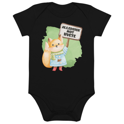 Svart babybody som ligger flatt, med en glad rev som holder oppe et skilt med teksten "Allergisk mot hvete". Foto.