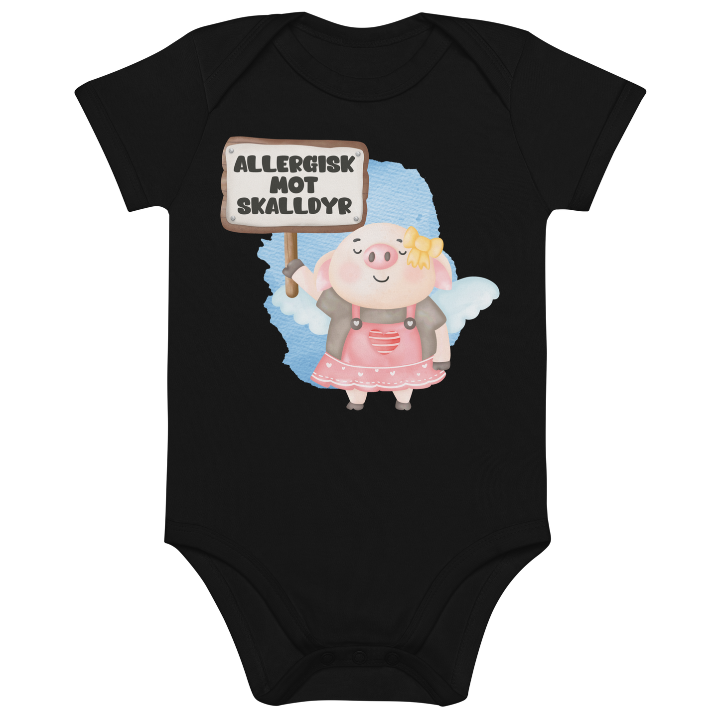 Svart babybody som ligger flatt, med en glad gris som holder oppe et skilt med teksten "Allergisk mot skalldyr". Foto.