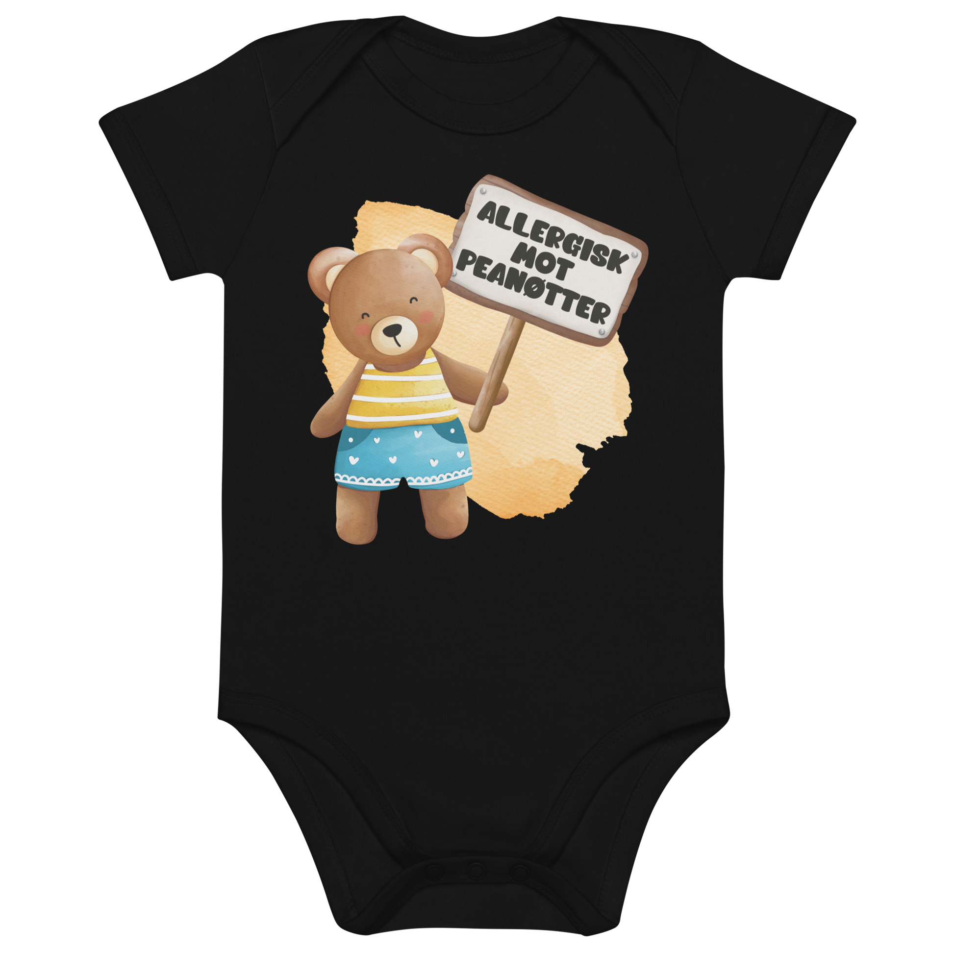 Svart babybody som ligger flatt, med en glad bamse som holder oppe et skilt med teksten "Allergisk mot peanøtter". Foto.