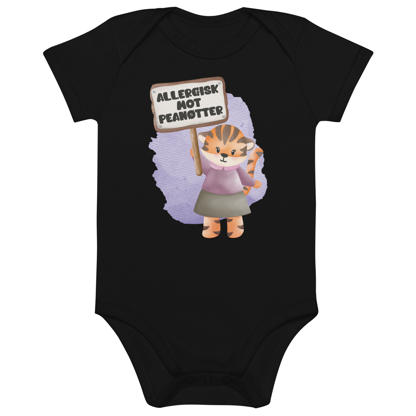 Svart babybody som ligger flatt, med en glad tiger som holder oppe et skilt med teksten "Allergisk mot peanøtter". Foto.