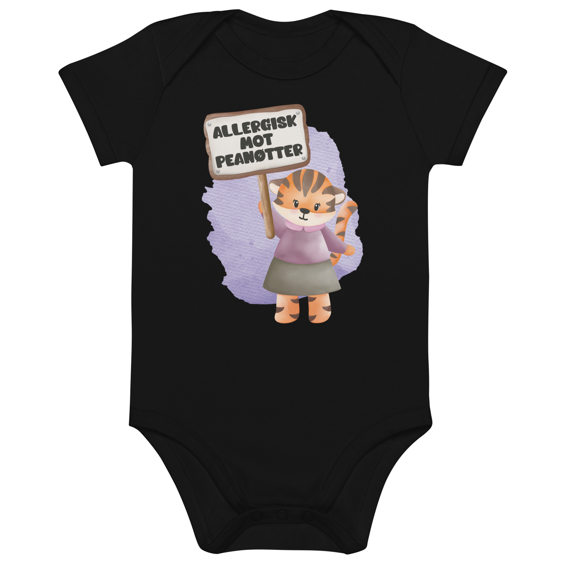 Svart babybody som ligger flatt, med en glad tiger som holder oppe et skilt med teksten "Allergisk mot peanøtter". Foto.