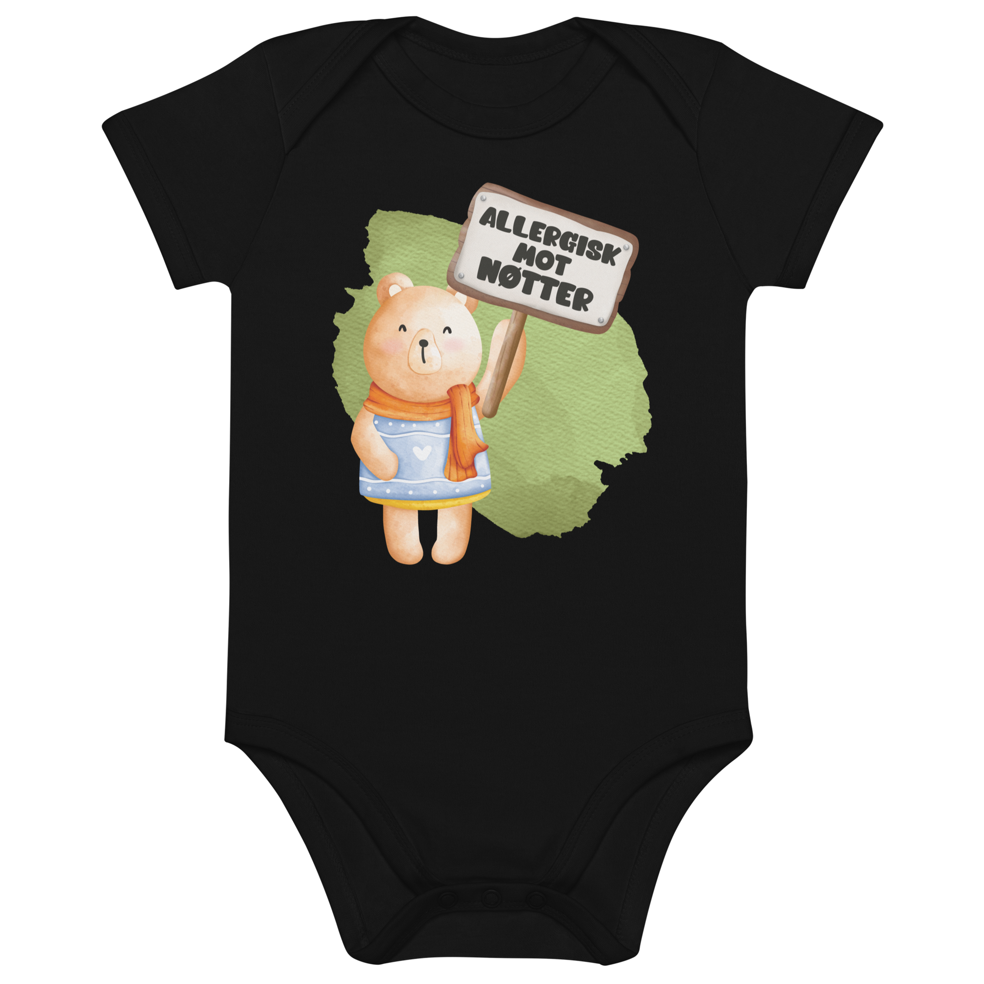 Svart babybody som ligger flatt, med en glad bamse som holder oppe et skilt med teksten "Allergisk mot nøtter". Foto.