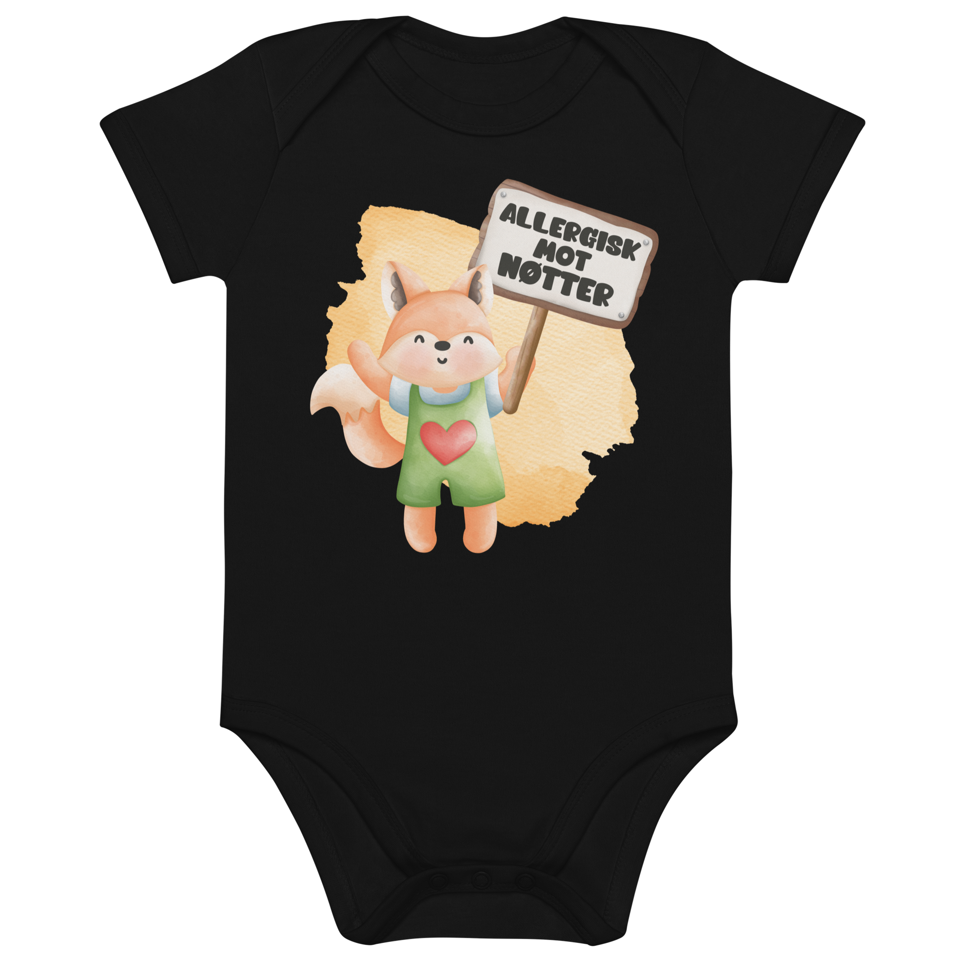 Svart babybody som ligger flatt, med en glad rev som holder oppe et skilt med teksten "Allergisk mot nøtter". Foto.