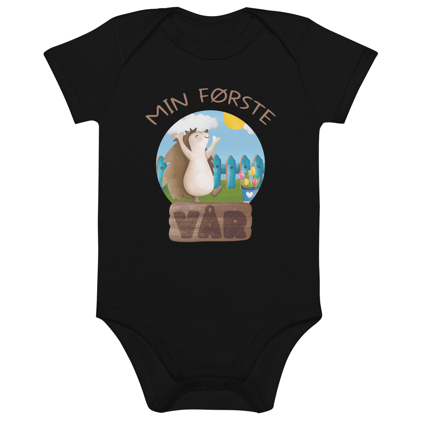 Svart babybody som ligger flatt, med teksten "Min første vår" og figur av et lykkelig pinnsvin som nyter at varmen kommer tilbake. Foto.