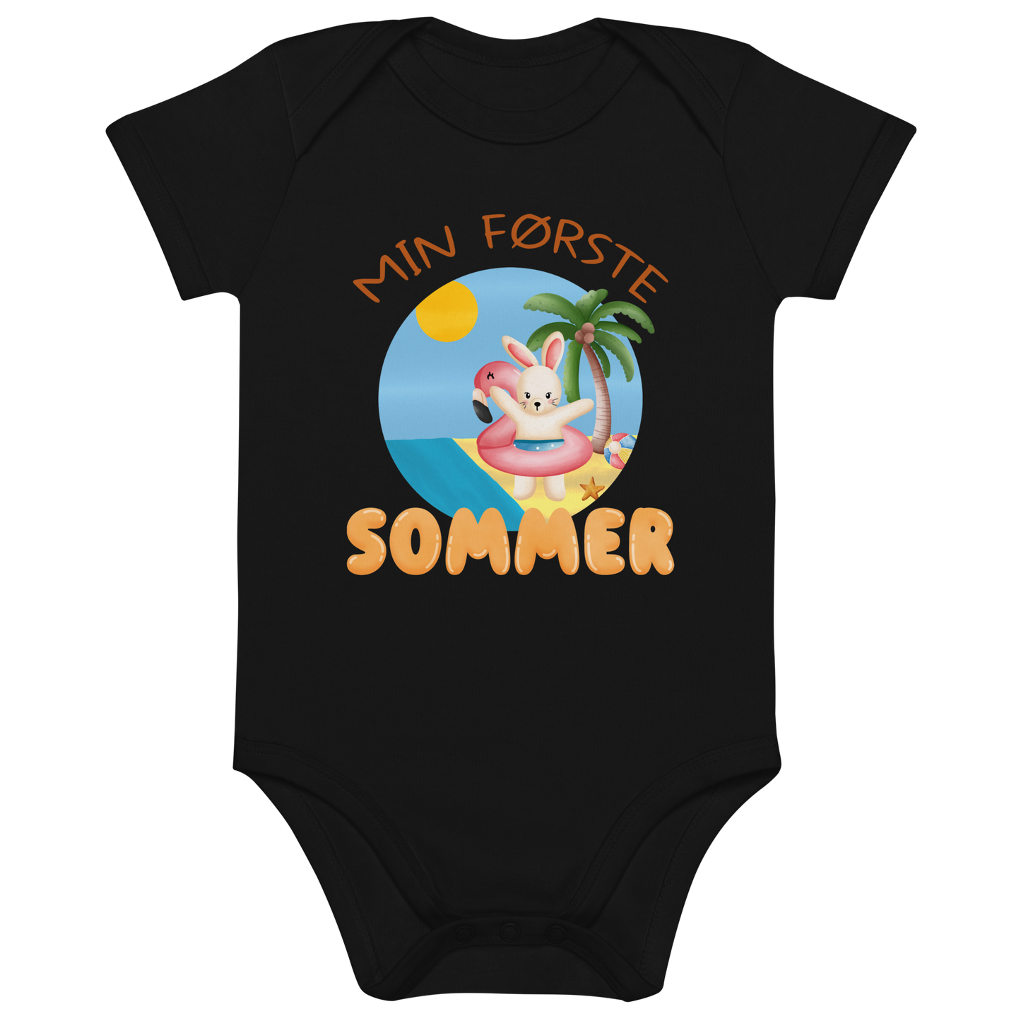 Svart babybody som ligger flatt, med teksten "Min første sommer" og figur av en glad kanin med flamingo badering på stranden. Foto.