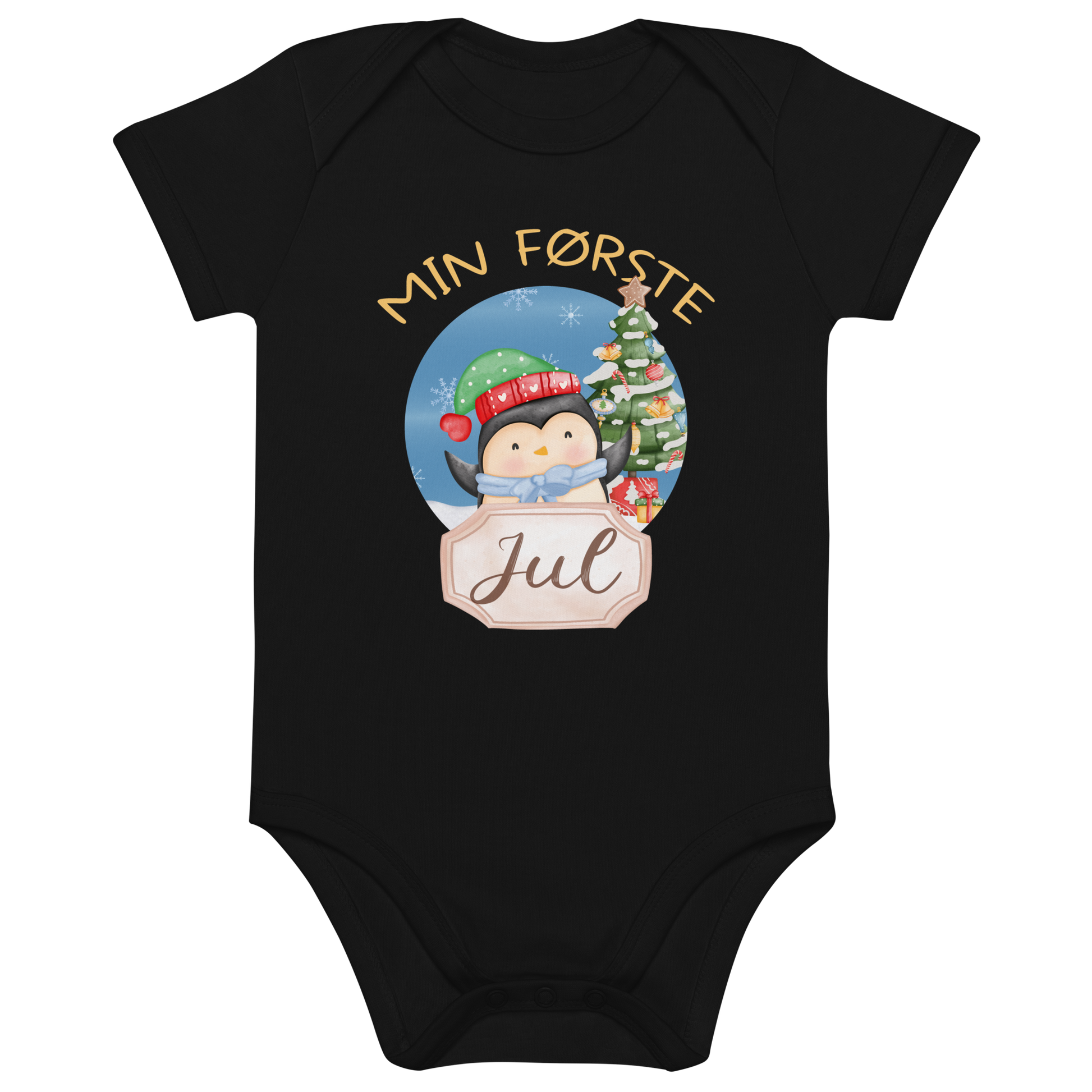 Svart babybody som ligger flatt, med teksten "Min første jul" og figur av en glad pingvin med nisselue og skjerf foran et juletre. Foto.