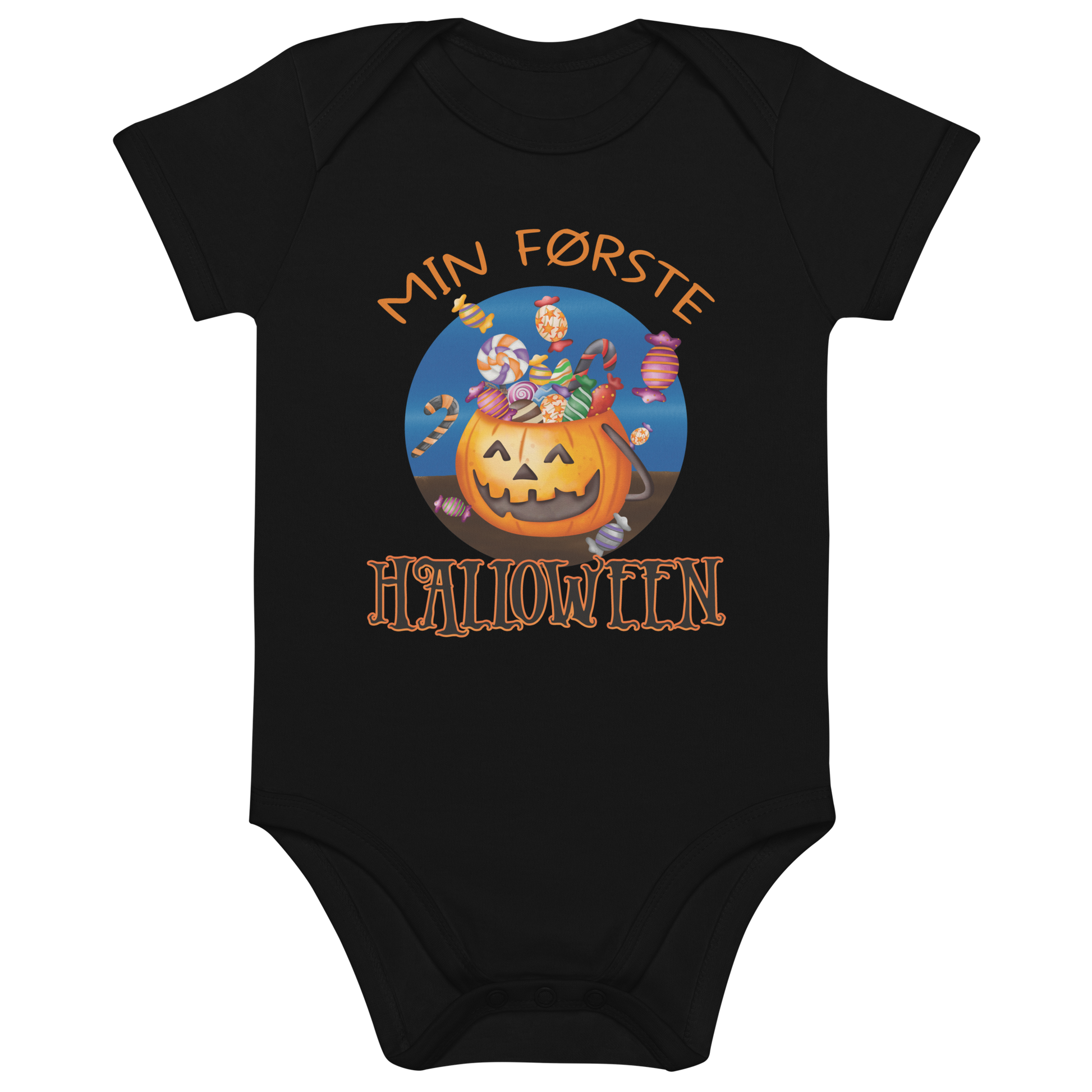 Svart babybody som ligger flatt, med teksten "Min første halloween" og figur av en kurv som ser ut som et gresskar og som er fylt med godteri. Foto.