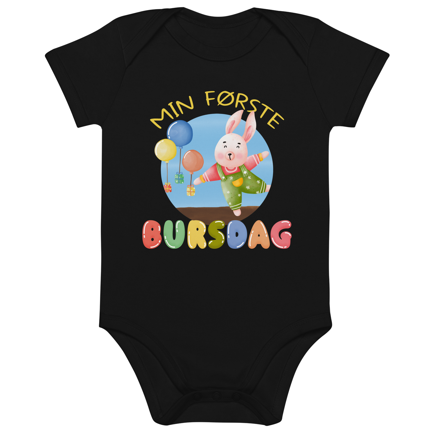 Svart babybody som ligger flatt, med teksten "Min første bursdag" og figur av en glad kanin og gaver som blir holdt oppe i luften av ballonger. Foto.