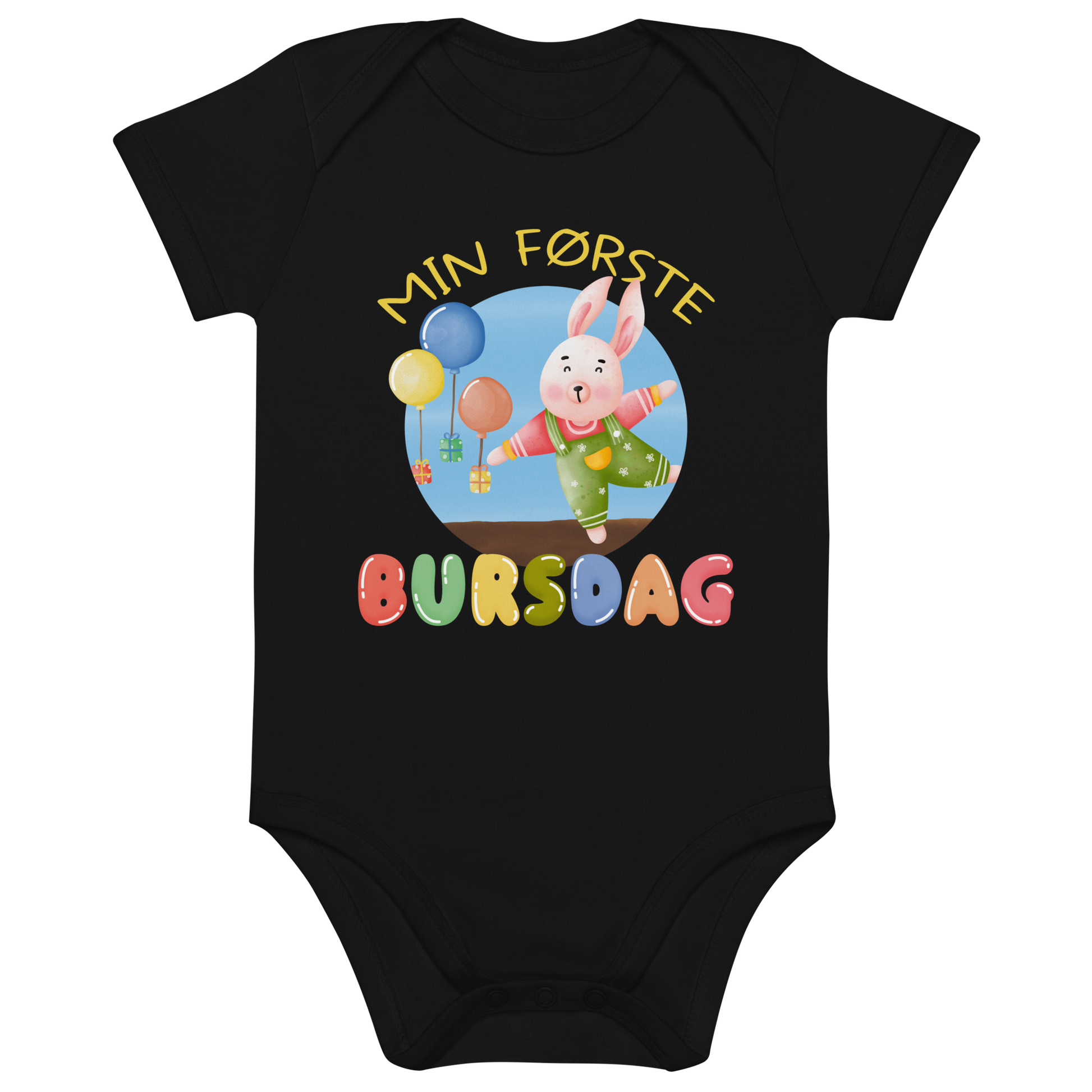Svart babybody som ligger flatt, med teksten "Min første bursdag" og figur av en glad kanin og gaver som blir holdt oppe i luften av ballonger. Foto.