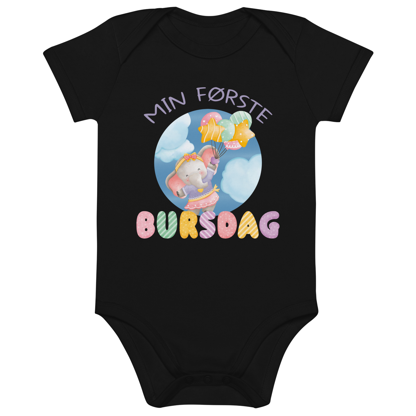 Svart babybody som ligger flatt, med teksten "Min første bursdag" og figur av en søt og glad elefant som holder flere ballonger og flyr mellom skyene. Foto.