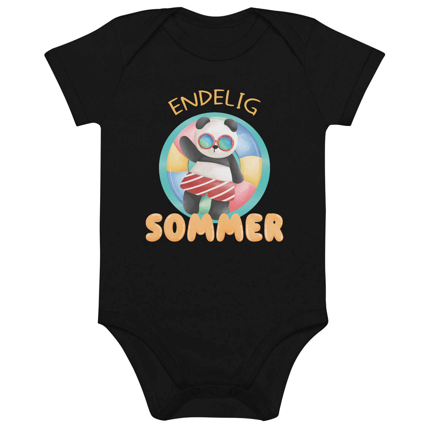 Svart babybody som ligger flatt, med teksten "Endelig sommer" og figur av en avslappet panda med solbriller som flyter i vannet på en badering. Foto.