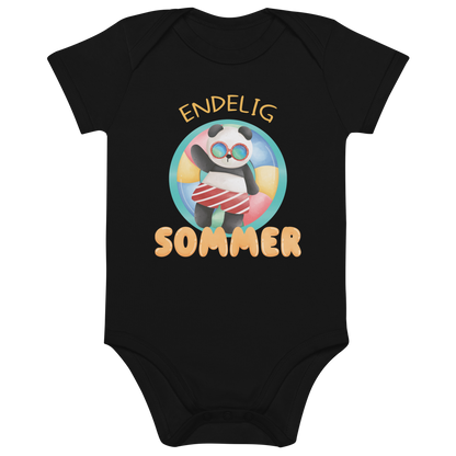 Svart babybody som ligger flatt, med teksten "Endelig sommer" og figur av en avslappet panda med solbriller som flyter i vannet på en badering. Foto.