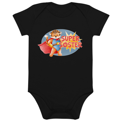 Svart babybody som ligger flatt, med teksten "Supersøster" og figur av en stolt tiger i superhelt-klær. Foto.