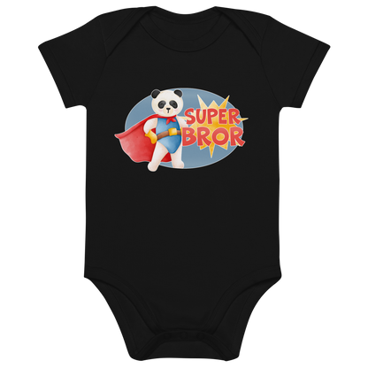 Svart babybody som ligger flatt, med teksten "Superbror" og figur av en stolt panda i superhelt-klær. Foto.