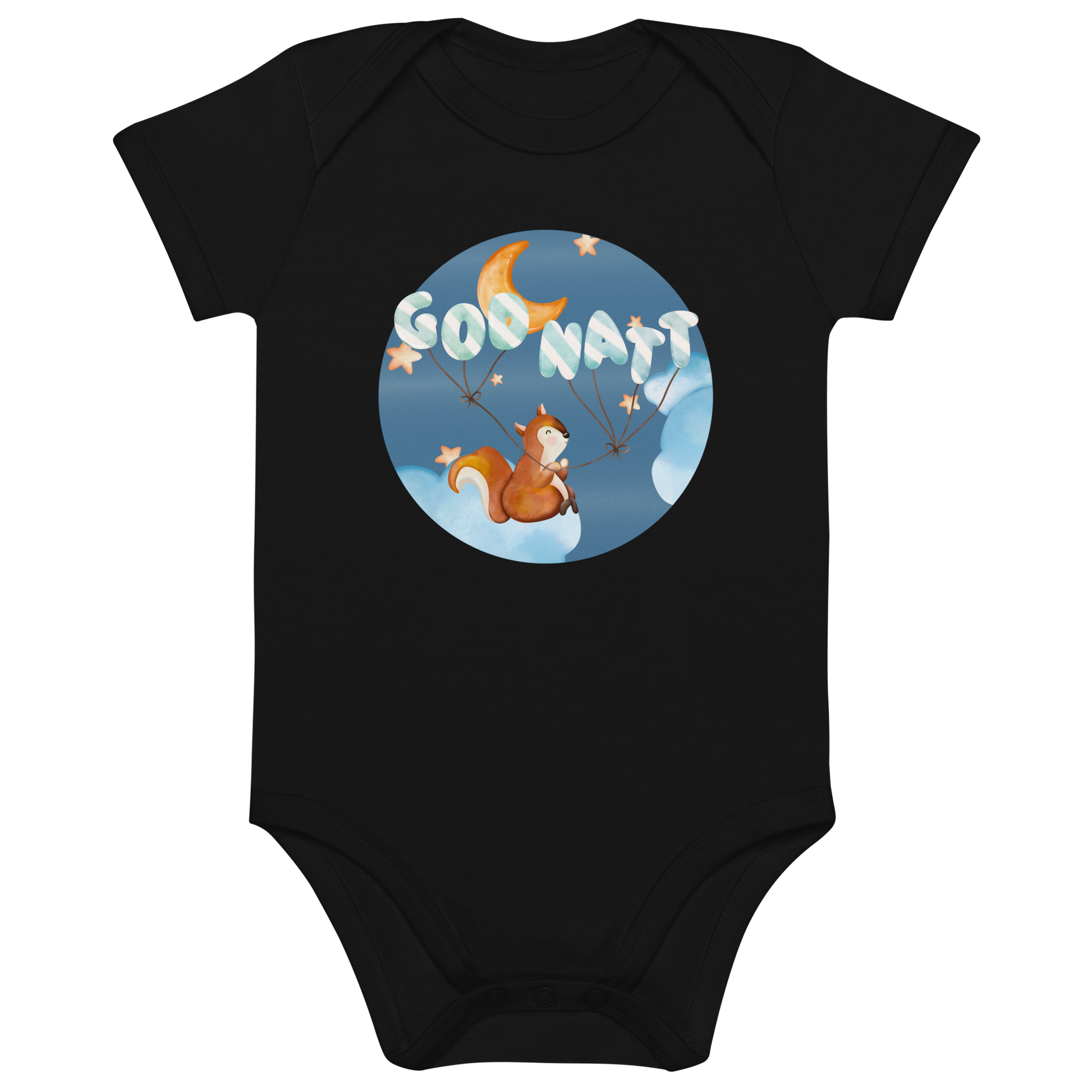 Svart babybody som ligger flatt, med ett lykkelig ekorn som sitter på en sky og holder ballonger med teksten "God natt". Foto.
