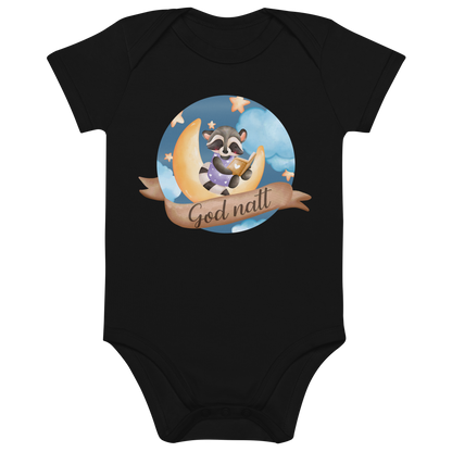 Svart babybody som ligger flatt, med teksten "God natt" og figur av en lykkelig vaskebjørn som sitter på månen og leser en bok. Foto.