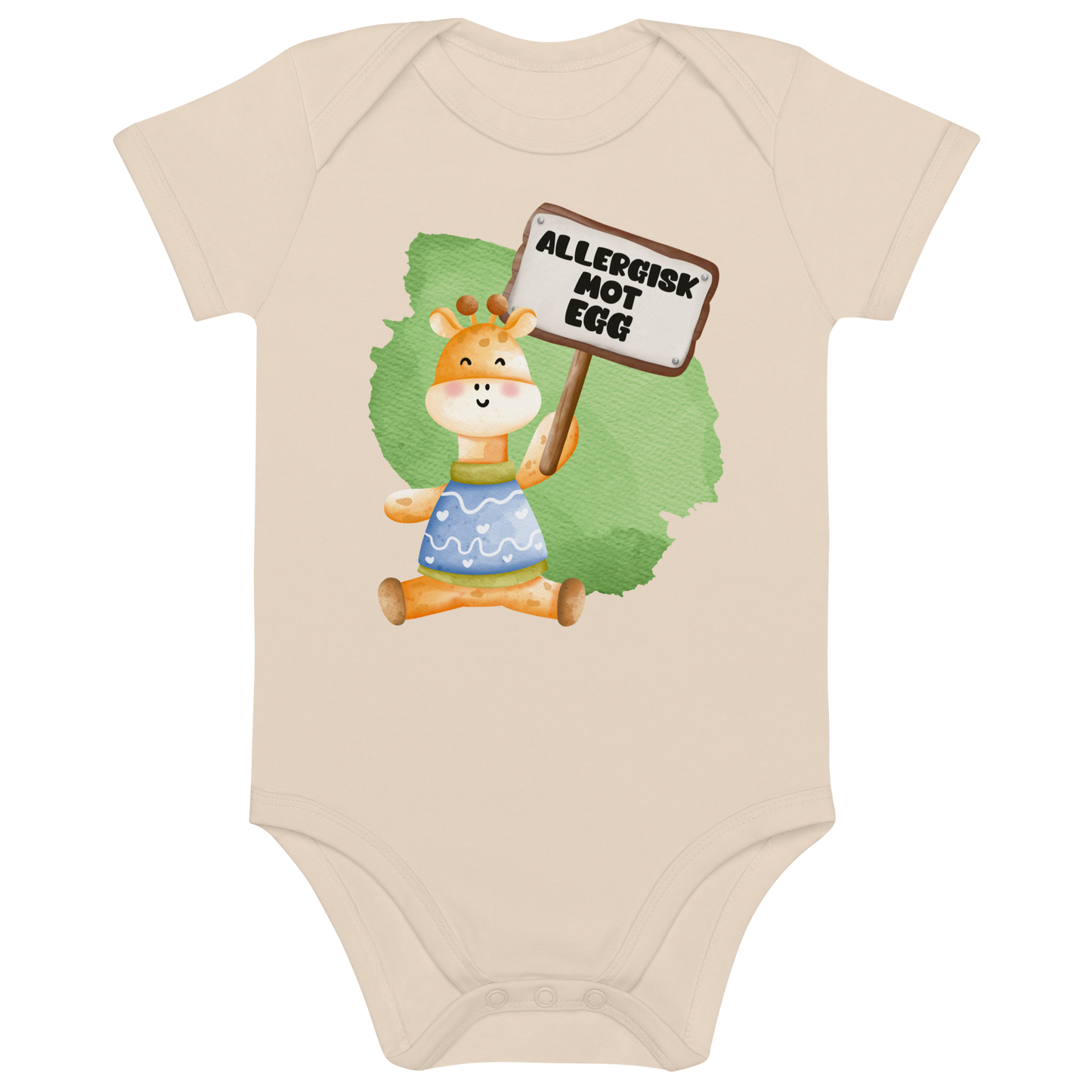 Beige babybody som ligger flatt, med en glad sjiraff som holder oppe et skilt med teksten "Allergisk mot egg". Foto.