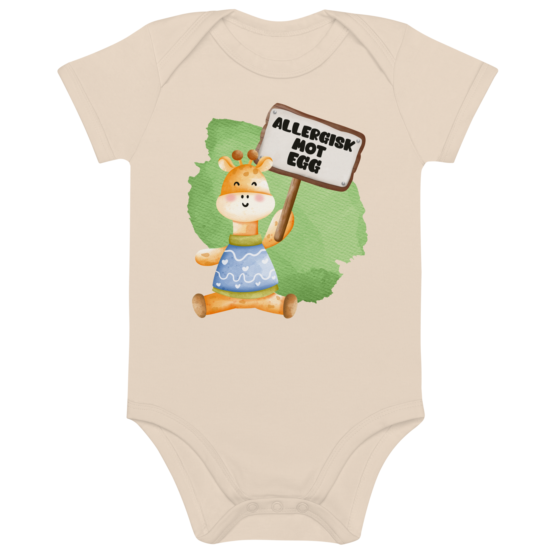 Beige babybody som ligger flatt, med en glad sjiraff som holder oppe et skilt med teksten "Allergisk mot egg". Foto.
