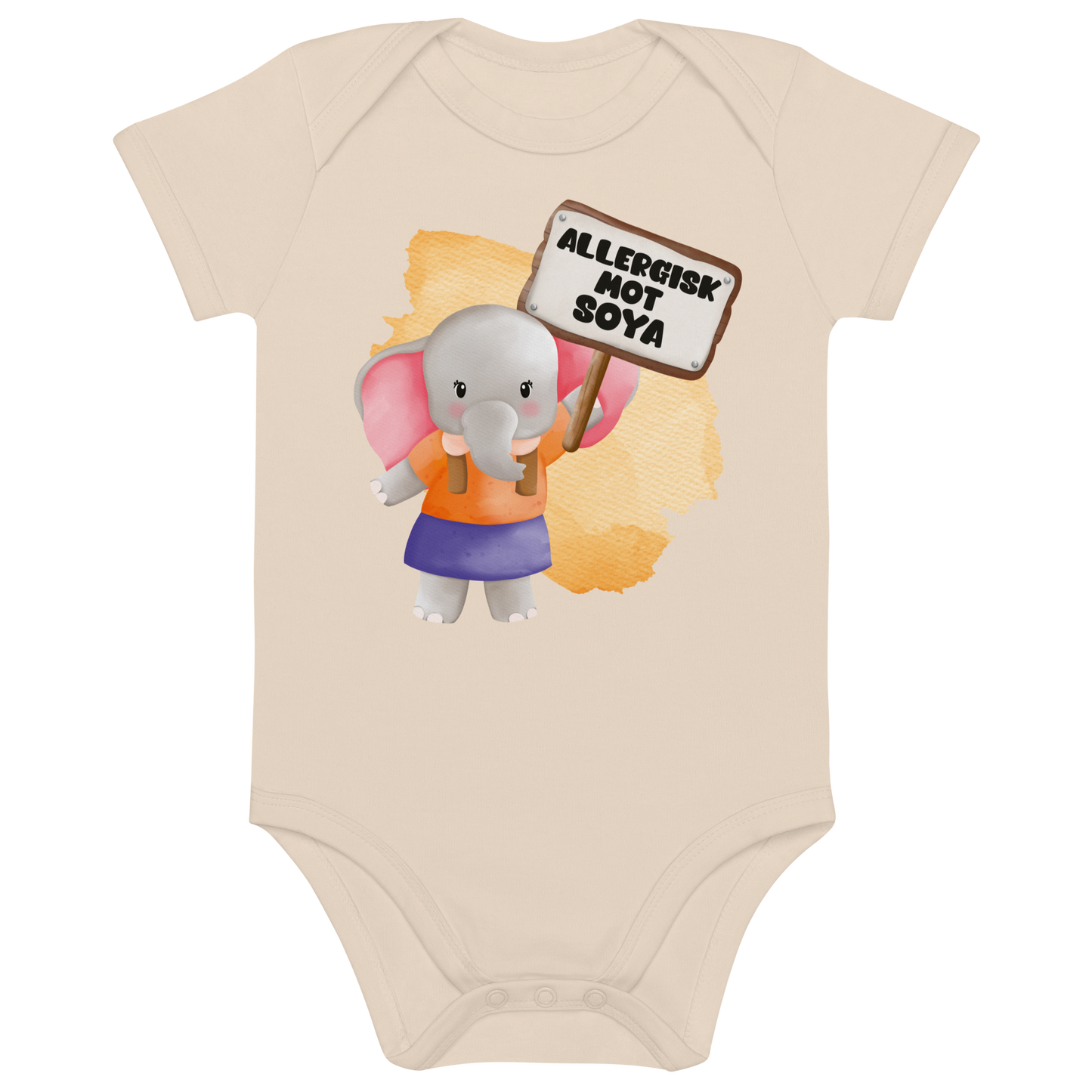 Beige babybody som ligger flatt, med en glad elefant som holder oppe et skilt med teksten "Allergisk mot soya". Foto.