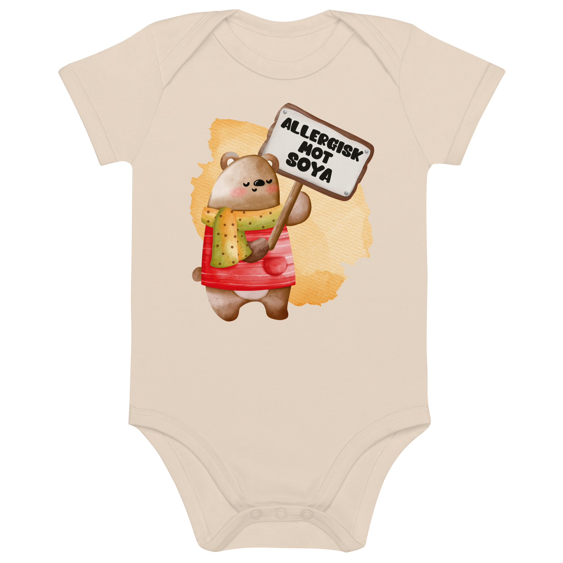 Beige babybody som ligger flatt, med en glad bamse som holder oppe et skilt med teksten "Allergisk mot soya". Foto.