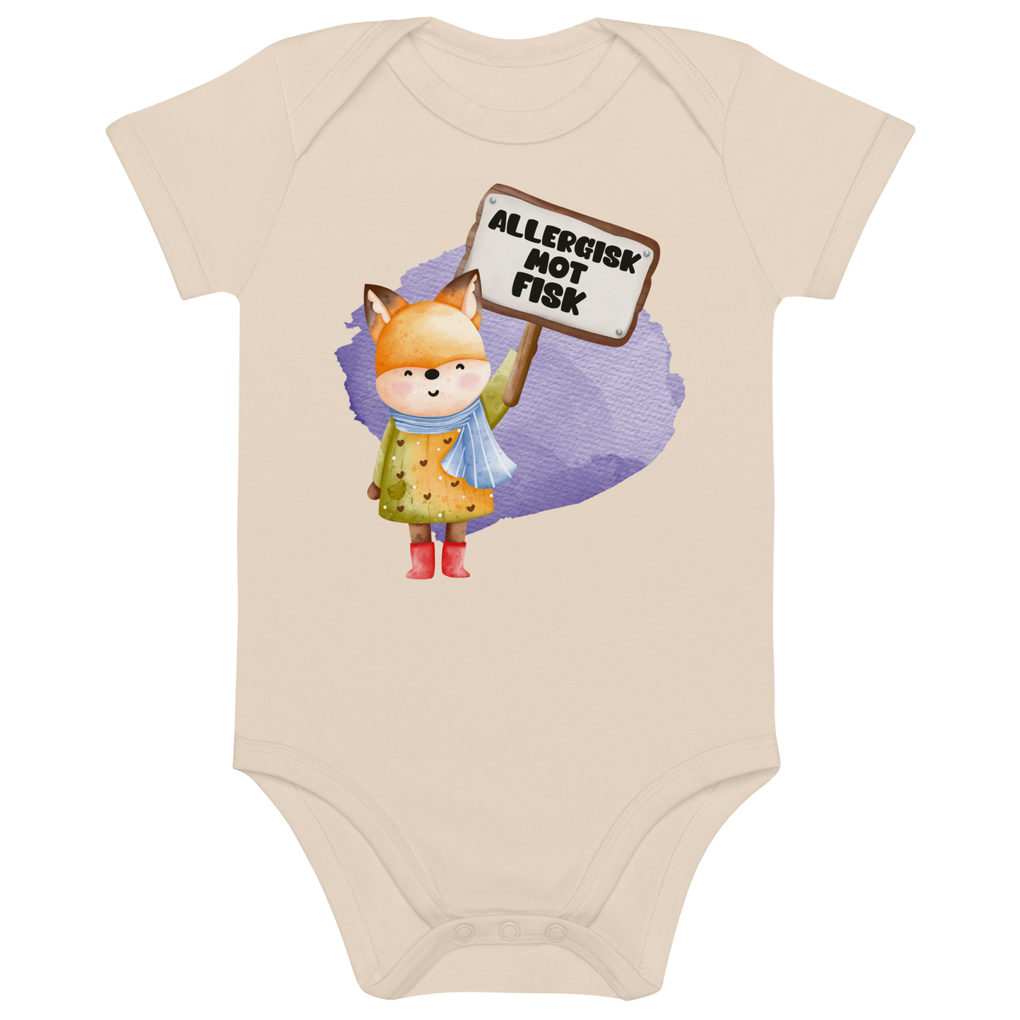 Beige babybody som ligger flatt, med en glad rev som holder oppe et skilt med teksten "Allergisk mot fisk". Foto.