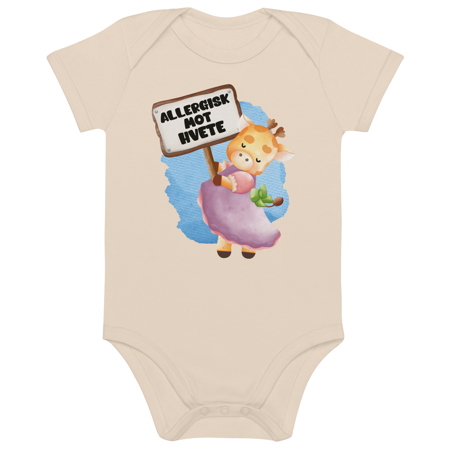 Beige babybody som ligger flatt, med en glad sjiraff som holder oppe et skilt med teksten "Allergisk mot hvete". Foto.