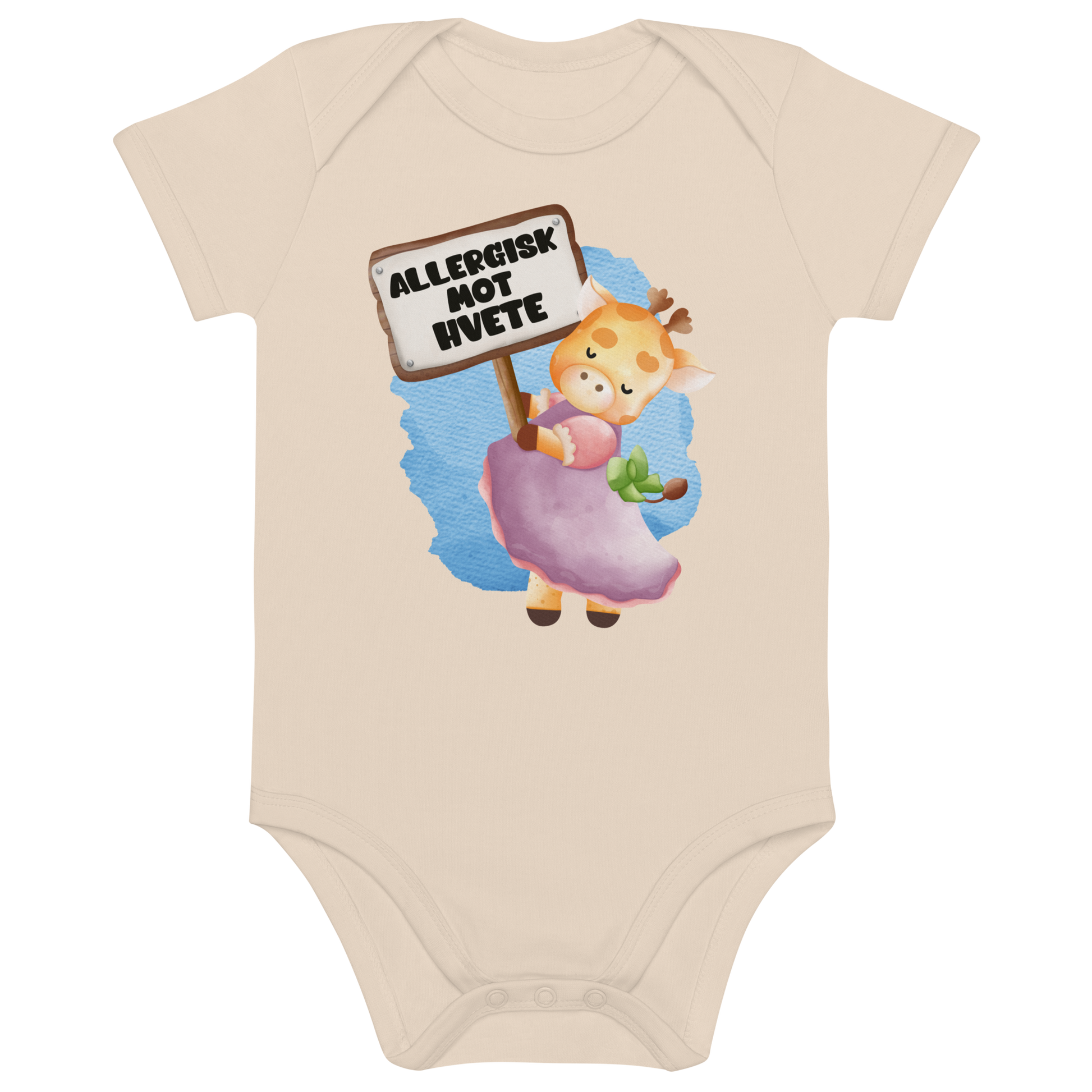 Beige babybody som ligger flatt, med en glad sjiraff som holder oppe et skilt med teksten "Allergisk mot hvete". Foto.