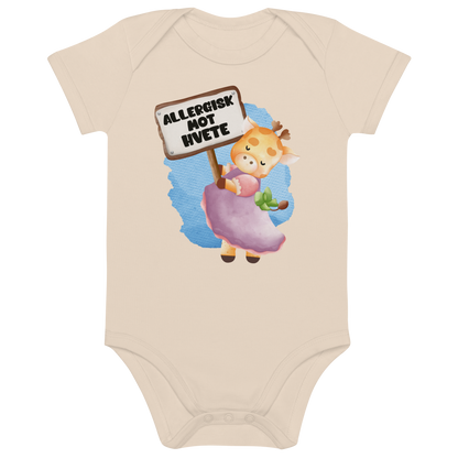 Beige babybody som ligger flatt, med en glad sjiraff som holder oppe et skilt med teksten "Allergisk mot hvete". Foto.