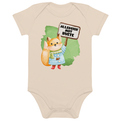 Beige babybody som ligger flatt, med en glad rev som holder oppe et skilt med teksten "Allergisk mot hvete". Foto.