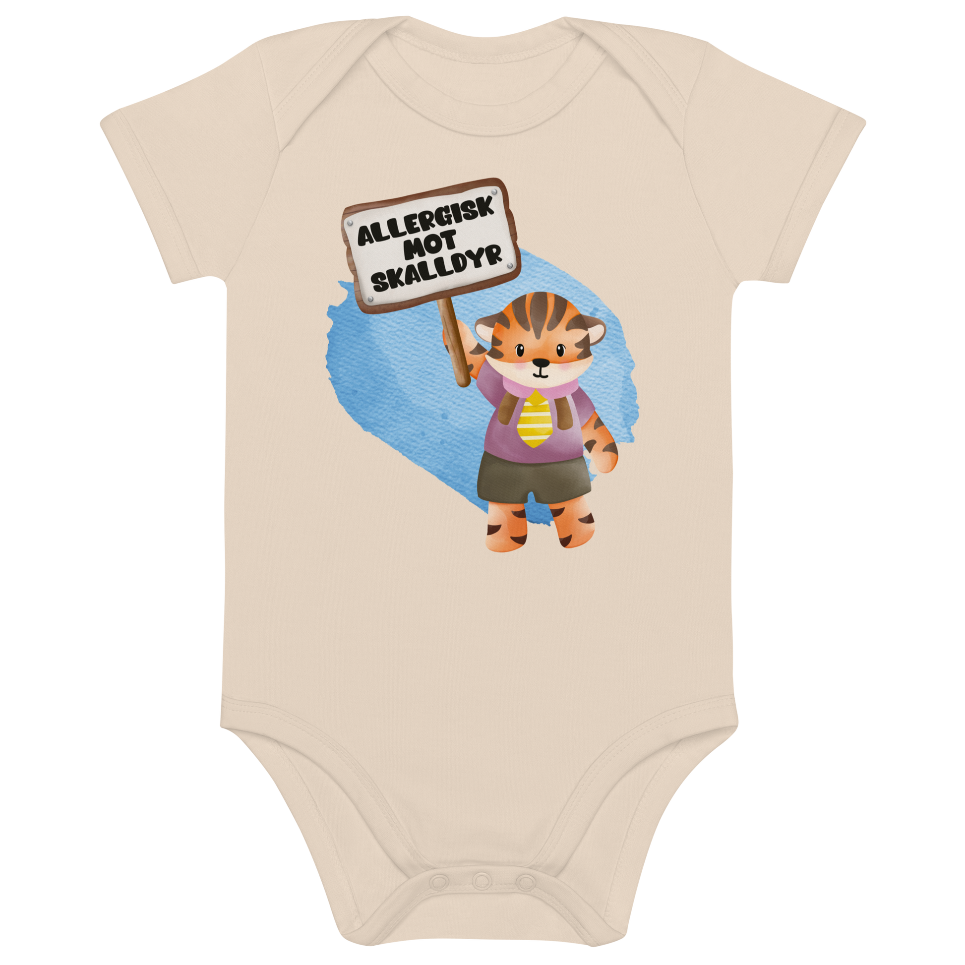 Beige babybody som ligger flatt, med en glad tiger som holder oppe et skilt med teksten "Allergisk mot skalldyr". Foto.