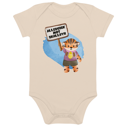 Beige babybody som ligger flatt, med en glad tiger som holder oppe et skilt med teksten "Allergisk mot skalldyr". Foto.