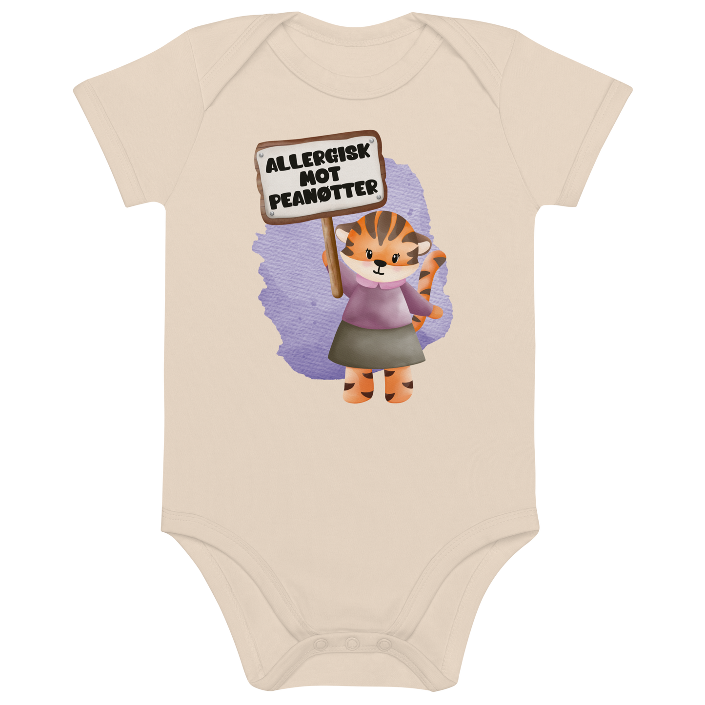 Beige babybody som ligger flatt, med en glad tiger som holder oppe et skilt med teksten "Allergisk mot peanøtter". Foto.