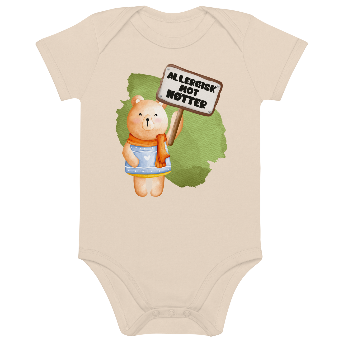 Beige babybody som ligger flatt, med en glad bamse som holder oppe et skilt med teksten "Allergisk mot nøtter". Foto.
