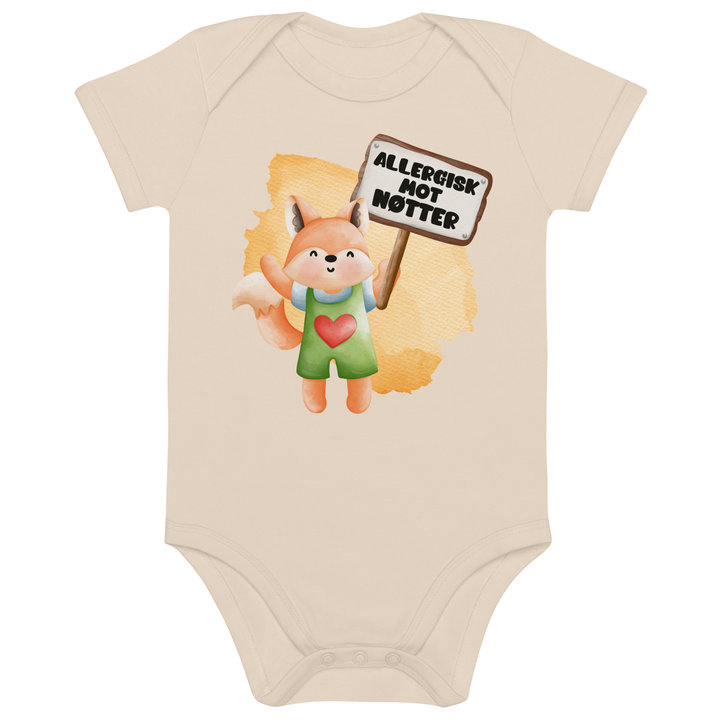 Beige babybody som ligger flatt, med en glad rev som holder oppe et skilt med teksten "Allergisk mot nøtter". Foto.